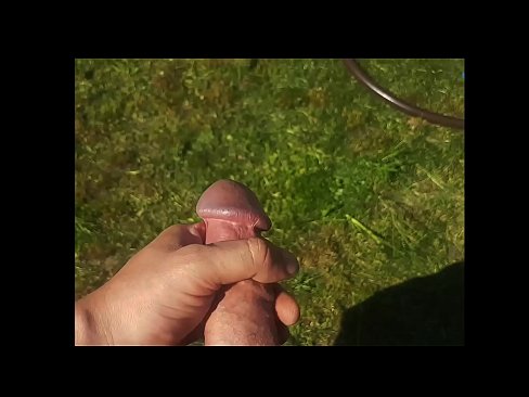 ❤️ O bunăciune fierbinte își face sex cu păsărica roz și ejaculează cu un squirt într-o grădină de vară ☑ at ro.porn-mz-com.ru ❌️❤