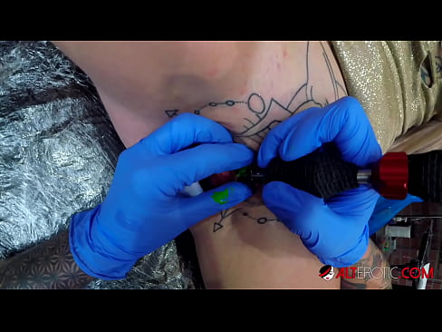 ❤️ Sully Savage, o bunăciune extrem de tatuată, și-a făcut un tatuaj pe clitorisul ei ☑ at ro.porn-mz-com.ru ❌️❤